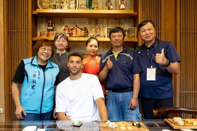 美國職籃NBA球星拉文（Zach LaVine）（前左2）2日下午走訪大溪老街，品嚐東方美人茶及米餅、綠豆糕等台灣茶點，對桃園茶文化留下深刻印象。（桃園市政府觀光旅遊局提供）中央社記者吳睿騏桃園傳真　115年8月2日
