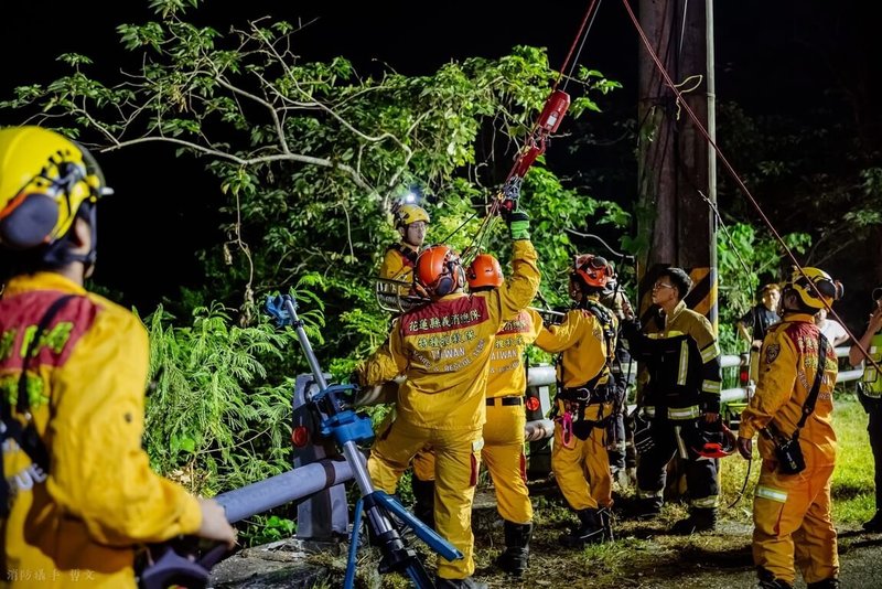 花東海岸公路台11線水璉路段，1日晚間發生死亡車禍，51歲廖姓男子駕駛自小客車搭載友人南下，疑失控自撞護欄翻落邊坡，警消垂降吊掛救援。（花蓮縣消防局提供）中央社記者李先鳳傳真　115年8月2日