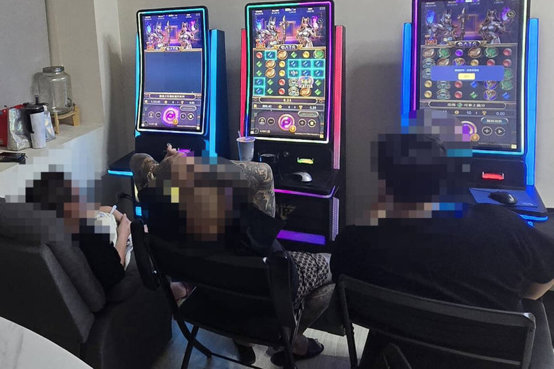 台南市警方1日深夜在安平區一處鐵皮屋查獲賭博電玩及麻將職業賭場，查獲負責人廖姓男子及6名賭客，並查扣機台及賭資等證物。（警方提供）中央社記者楊思瑞台南傳真　115年8月2日
