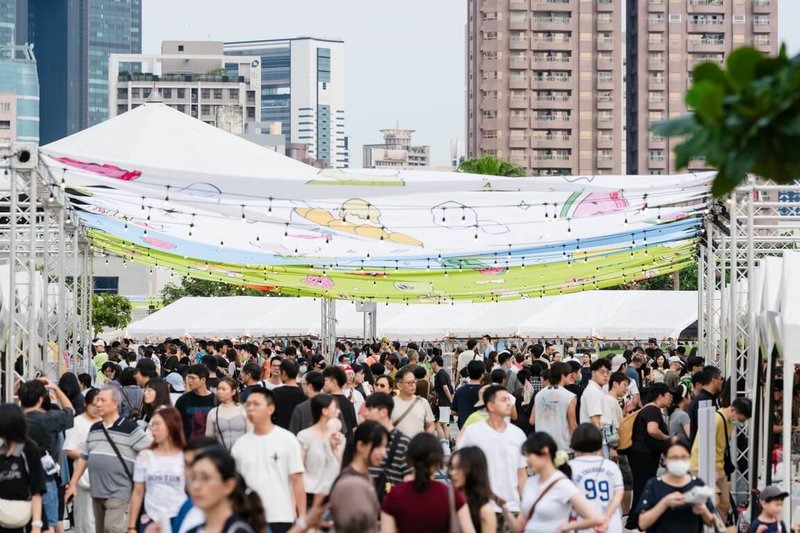 「2026台日大港水果祭」在高雄流行音樂中心海風廣場登場，有百攤台日水果、美食及樂團歌手登台演出。（高雄市行政暨國際處提供）中央社記者蔡孟妤傳真 115年8月2日