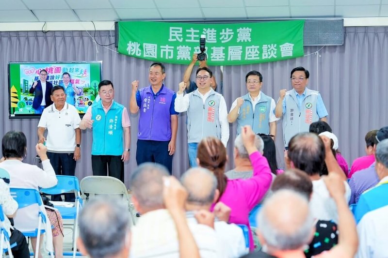 民進黨桃園市長參選人黃世杰（右3）2日出席楊梅及蘆竹區政見說明會，他聚焦交通建設議題，並提出改善道路、公共運輸及捷運建設等主張。（民進黨桃園市長參選人黃世杰競辦提供）中央社記者吳睿騏桃園傳真　115年8月2日