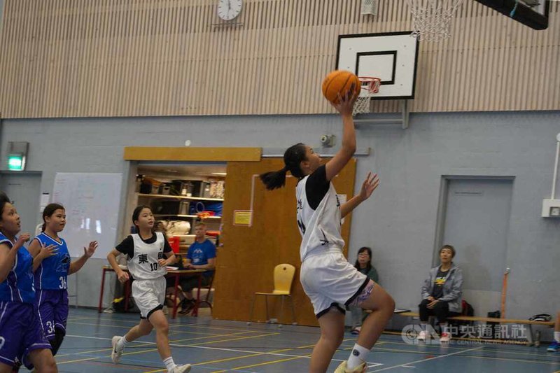 台中市東興國小女籃隊在芬蘭Delfin Basket國際籃球錦標賽預賽對陣Katz Basket Purple，東興小將（右）快攻上籃得分，該場比賽最終以84比5大勝對手。中央社記者巫祈麟坦培里攝　115年8月2日