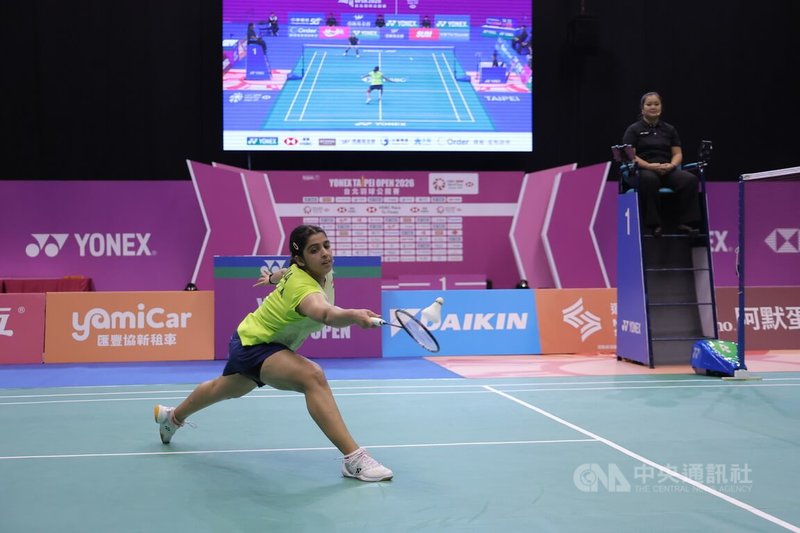 印度小將夏爾馬（Tanvi Sharma）（左）2日在台北羽球公開賽女單決賽獲勝，成為賽史上最年輕的冠軍得主。中央社記者翁睿坤攝　115年8月2日