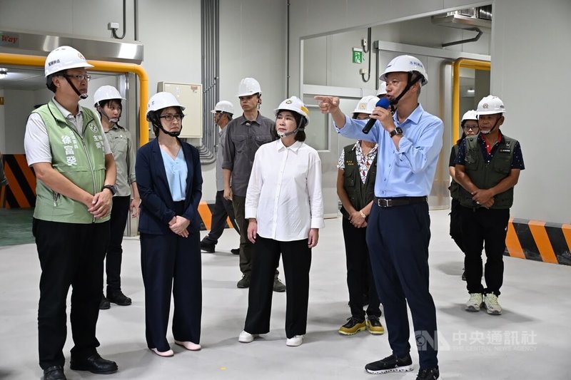 副總統蕭美琴（前左2）2日參訪屏東縣農業國際化標準包裝加工廠，在縣長周春米（前左3）陪同下，實地了解集貨、蒸熱檢疫、分級包裝及冷鏈物流等一條龍作業流程。中央社記者李卉婷攝　115年8月2日