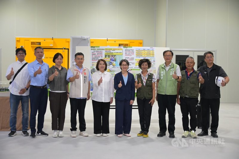 斥資新台幣13.63億元建置的屏東縣農業國際化標準包裝加工廠,預計於民國116年2月營運,副總統蕭美琴(右5)2日在屏東縣長周春米(左5)陪同下參訪作業流程。中央社記者李卉婷攝 115年8月2日