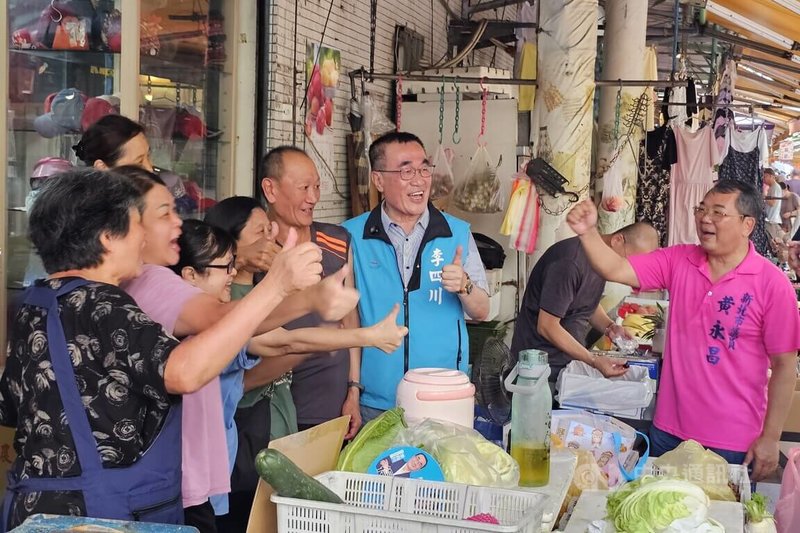 國民黨新北市長參選人李四川（右2）2日一早到土城學府市場掃街拜票，獲不少攤商及民眾歡迎。中央社記者王鴻國攝　115年8月2日