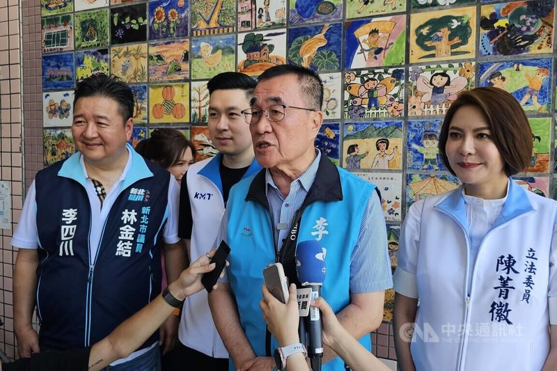 國民黨新北市長參選人李四川（右2）2日赴土城區參加黨籍市議員林金結（左）市政說明會，他表示，將以推動興建土城醫院成功經驗，擴充土城醫療園區量能，打造溪南地區更完整的醫療照護網。中央社記者王鴻國攝　115年8月2日