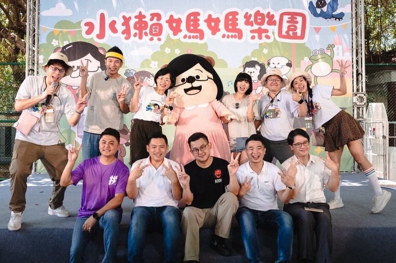 民進黨新北市長參選人蘇巧慧（後左3）2日在鶯歌國小舉辦「水獺媽媽樂園」活動，吸引在地民代及大小朋友參與，場面熱鬧有趣。（蘇巧慧競辦提供）中央社記者王鴻國傳真　115年8月2日