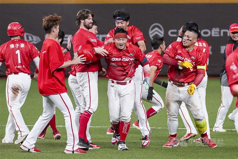 中職味全龍隊（圖）今年打出好成績，總教練葉君璋特別點出代打成功率。（中央社檔案照片）