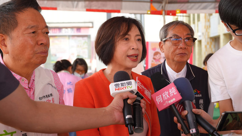 民進黨台中市長參選人何欣純(前左2)2日到南屯區參加親子活動,她會中受訪表示,提出的市政政策都有完整規劃與推動時程,並依照選舉節奏逐步向市民說明。(何欣純服務處提供)中央社記者郝雪卿傳真 115年8月2日