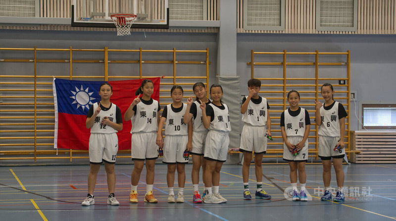 代表台灣出征的台中市東興國小女籃隊在芬蘭Delfin Basket國際籃球錦標賽一路勢如破竹，8名參賽小將在場邊與國旗開心合影，比出「第一」的手勢，對即將到來的冠軍戰充滿信心。中央社記者巫祈麟坦培里攝　115年8月2日