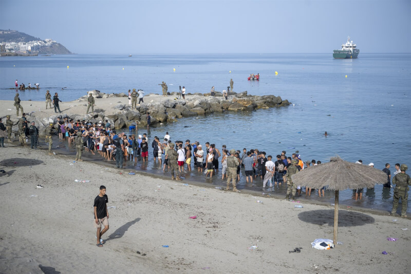 西班牙安全部隊31日在休達的海岸對湧入移民採取應對措施。（安納杜魯新聞社）