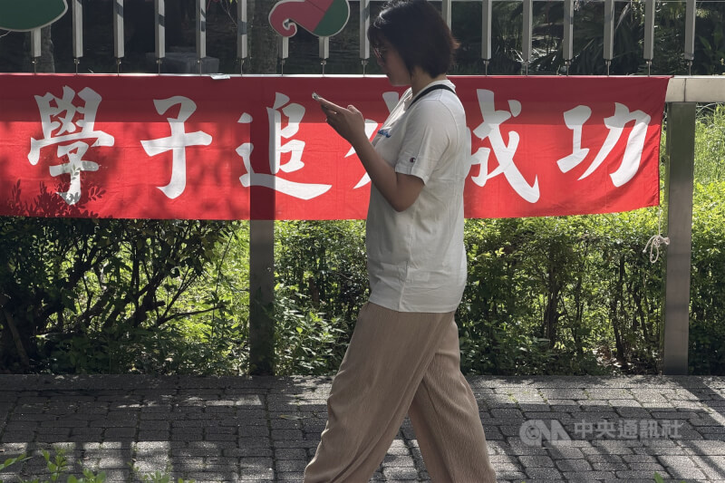 圖為分科測驗第1天學校在考場掛上紅布條為考生打氣。（中央社檔案照片）