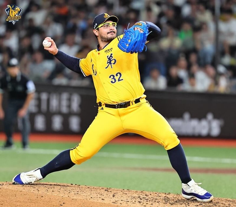 中華職棒中信兄弟洋投羅戈（Nivaldo Rodriguez）（圖）2日先發7局無失分，率隊以7比0擊敗味全龍。談起拿手曲球，羅戈直言，曲球是讓他得以到台灣打球、對其棒球生涯很重要的球種。（中信兄弟提供）中央社記者謝靜雯傳真　115年8月2日