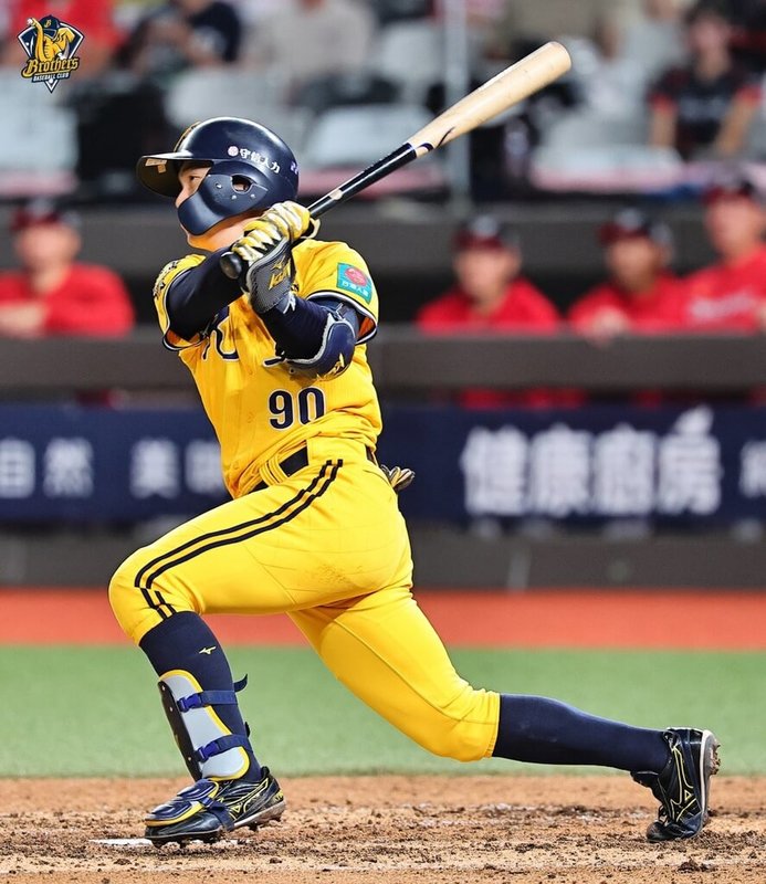 中華職棒中信兄弟野手江坤宇今年開季打擊狀況低潮，近期手感升溫，他感謝先前二軍調整時教練團的幫忙，做了很多嘗試，感覺越來越好。圖為江坤宇1日出賽畫面。（中信兄弟提供）中央社記者謝靜雯傳真　115年8月2日