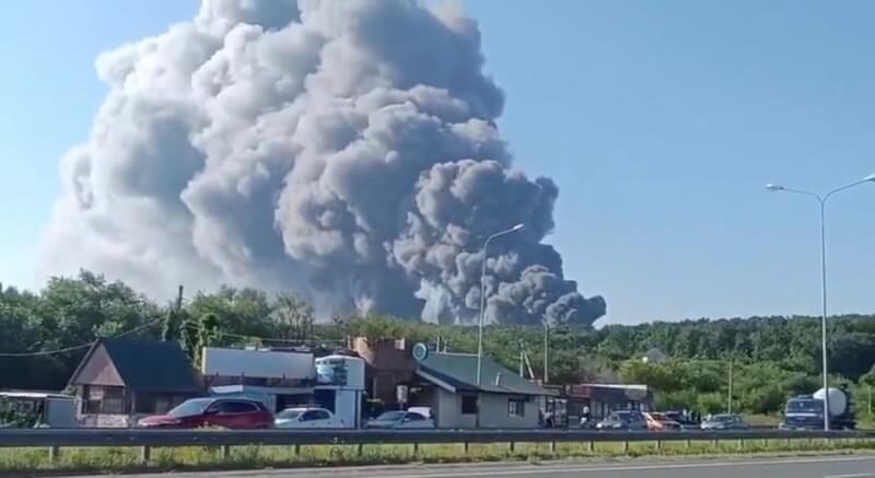 烏克蘭無人機2日深入俄國窩瓦河流域進行打擊，圖為俄國電商「野莓」倉庫冒出濃煙。（SOCIAL MEDIA/via 路透社）