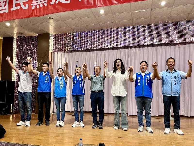 國民黨彰化縣黨部3日起啟動26鄉鎮市推薦黨內同志介紹會，率先於國民黨彰化縣長參選人魏平政（右2）故鄉社頭鄉舉行，國民黨主席鄭麗文（右3）南下輔選造勢。中央社記者鄭維真攝　115年8月3日