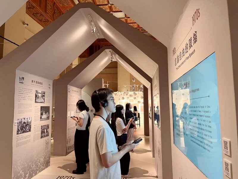 中正紀念堂管理處3日發新聞稿表示，「自由花蕊」常設展透過檔案史料、多媒體互動及沉浸式展示等多元方式，引導觀眾認識台灣民主發展歷程，8月起提供華、台、客、英、日、韓、泰、越8語版免費語音導覽服務。（國立中正紀念堂管理處提供）  中央社記者趙靜瑜傳真  115年8月3日