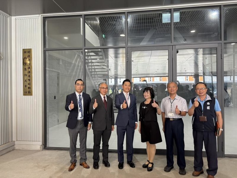 建新旗下新科智慧國際物流中心3日揭牌啟用，座落台北港物流倉儲區。圖右3為基隆關關務長吳慧燕、圖左3為建新董事長陳彥銘、圖左2為建新總經理柯勝鐘。（建新提供）中央社記者江明晏傳真　115年8月3日