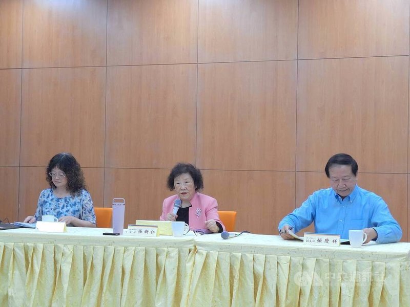 大考中心3日舉行115學年度分科測驗成績相關統計資料說明會，由大考中心主任張新仁（中）主持，大考中心副主任黃璀娟（左）說明分科測驗各科5標成績。中央社記者許秩維攝　115年8月3日