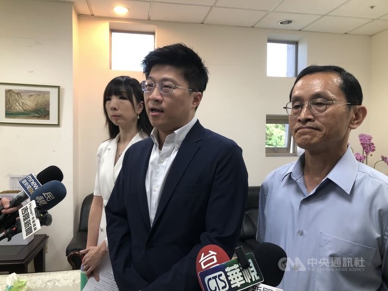 基隆市幼兒園再發生不當管教事件，家長指控，孩子被教保員「抓頸騰空」後壓5分鐘，並關進監視器死角，甚至用餐時間踢孩子的椅子。市府秘書長謝孝昆（中）3日表示，已成立調查小組，預計8月15日完成審議及懲處。中央社記者王朝鈺攝　115年8月3日