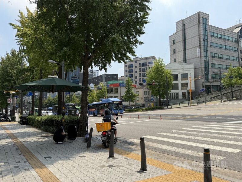 韓國連日高溫，首爾市3日召開高溫緊急對策會議，針對健康弱勢族群、戶外工作者及一般市民擬定抗暑策略。圖為首爾一處斑馬線旁的遮陽傘。中央社記者楊啟芳首爾攝　115年8月3日