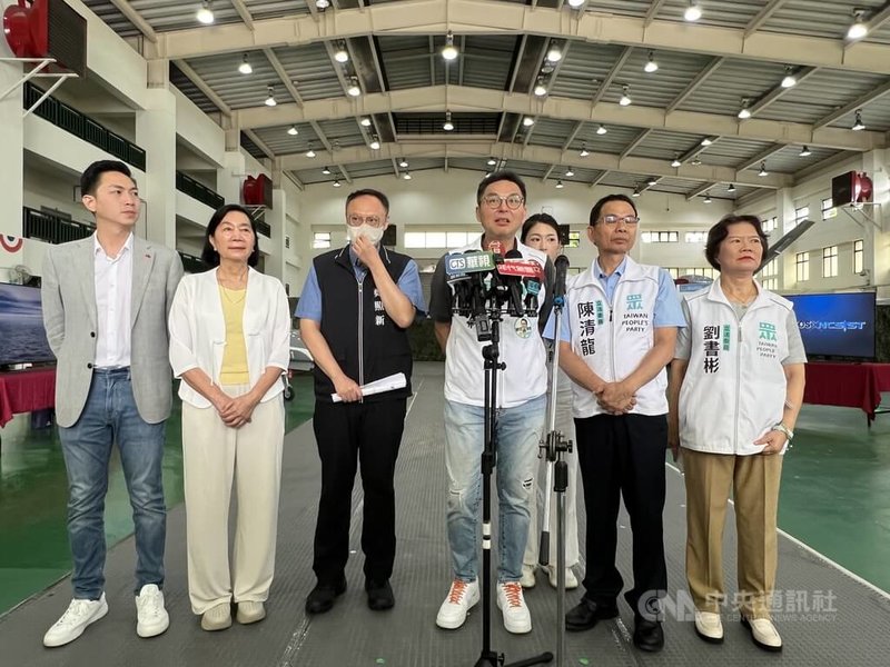 立法院經濟委員會召集委員民眾黨立委洪毓祥（左4）等立委，3日到中山科學研究院航空研究所台中院區考察無人機產業，台中市副市長鄭照新（左3）陪同。中央社記者郝雪卿攝  115年8月3日