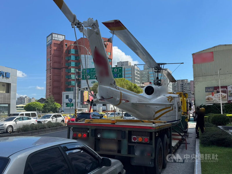 一輛營業貨運曳引車3日載運直升機行經新北市汐止區大同路一段、南陽街口時，直升機螺旋槳不慎勾落電纜線，導致路口號誌故障影響交通，幸未有人員受傷。（翻攝畫面）中央社記者曹亞沿傳真　115年8月3日