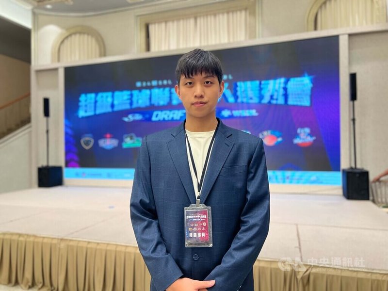 台灣職業籃球大聯盟（TPBL）新人選秀會獲得新北中信特攻青睞的國立體大郭嘉安（圖），3日在超級籃球聯賽（SBL）選秀會再被傳統勁旅台灣啤酒相中，他受訪時透露，在期望得到更多上場時間情況下，因此更傾向穿上台啤球衣。中央社記者陳容琛攝　115年8月3日
