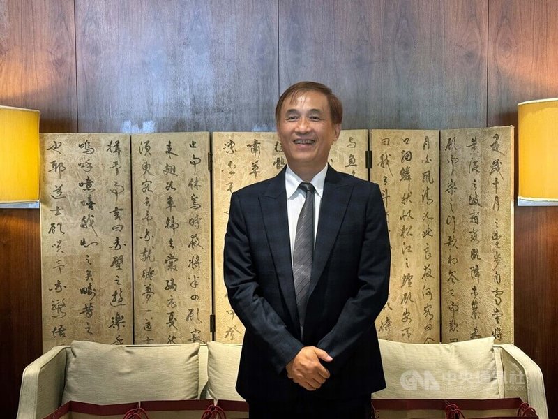 崇舜董事長鍾文清(圖)表示,崇舜主要營運雙引擎支柱為特用化學品及功能性塗料,2025年營收占比分別達77%及21%,看好未來成長最大的區域為兩岸市場。中央社記者張良知攝 115年8月3日