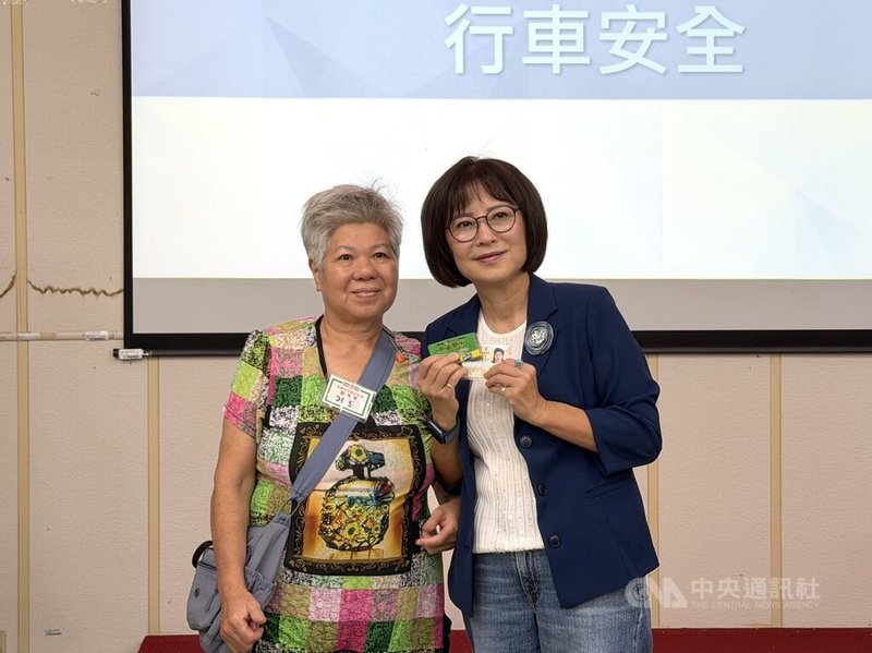 立法院交通委員會代理召委林月琴（右）3日邀集交通部公路局新竹區監理所、苗栗縣政府衛生局等單位，前往苗栗監理站實地了解高齡換照服務辦理情形，與完成換照長者合影。中央社記者管瑞平攝　115年8月3日
