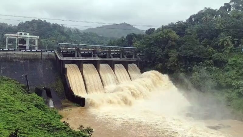 受豪雨影響,當地水壩開啟多座洩洪閘門。(ANI新聞社)