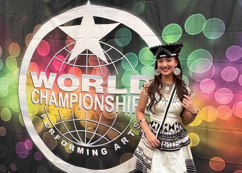 15歲南非台裔少女蔡穎兒代表南非參加2026年世界表演藝術錦標賽,身穿南非科薩族(Xhosa)傳統服飾,在聲樂自彈自唱項目登場,並獲得銅牌。圖為7月22日在美國拉斯維加斯拍攝。(蔡穎兒父親蔡澤秀提供)中央社記者李依璇傳真 115年8月3日