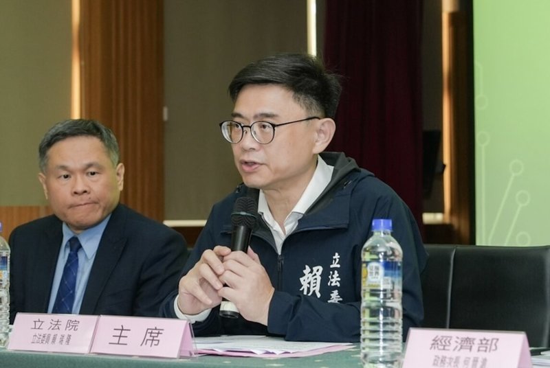 民進黨高雄市長參選人賴瑞隆（右）3日邀經濟部、勞動部等單位南下高雄，聽取石化業者及勞工心聲。（賴瑞隆辦公室提供）中央社記者蔡孟妤傳真　115年8月3日