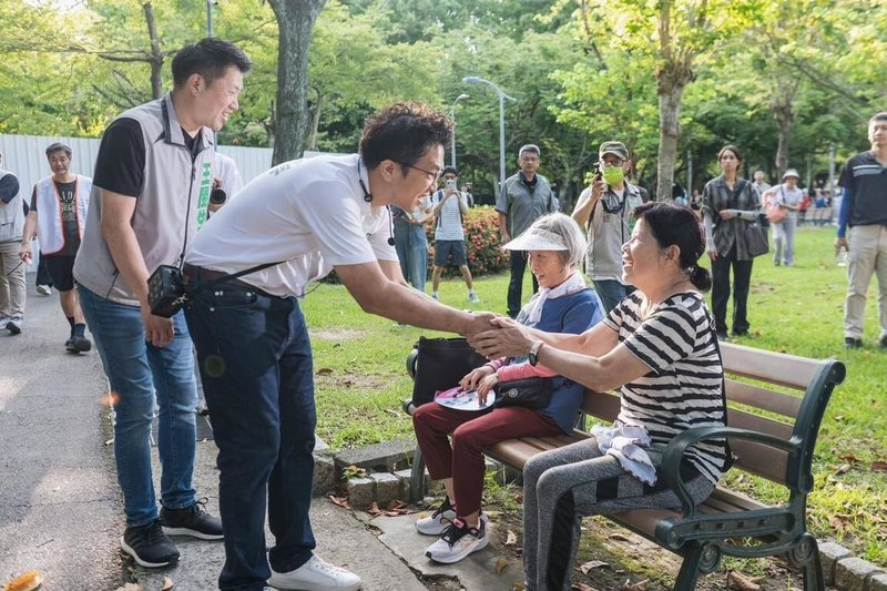民進黨台北市長參選人沈伯洋（前左2）3日到大安森林公園拜票，並表示4日將召開記者會公布競選主視覺。（沈伯洋競選辦公室提供）中央社記者黃麗芸傳真　115年8月3日