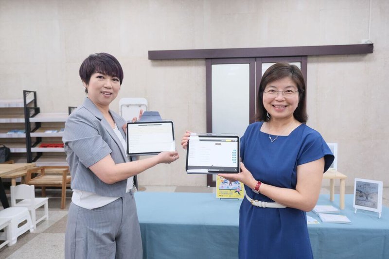 新竹縣與新北市政府3日啟用公共圖書館借閱證「一證通」服務，未來兩地民眾只需完成線上開通，即可跨縣市使用雙方公共圖書館的實體館藏、電子書資源及相關服務設備。（新竹縣政府提供）中央社記者郭宣彣傳真　115年8月3日