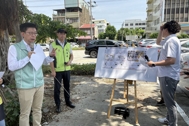 民進黨立委郭國文（左1）3日安排立法院財政委員會考察台南地方建設預算執行進度，爭取交通部支持編列捷運橘線可行性研究經費。（郭國文服務處提供）中央社記者楊思瑞台南傳真　115年8月3日