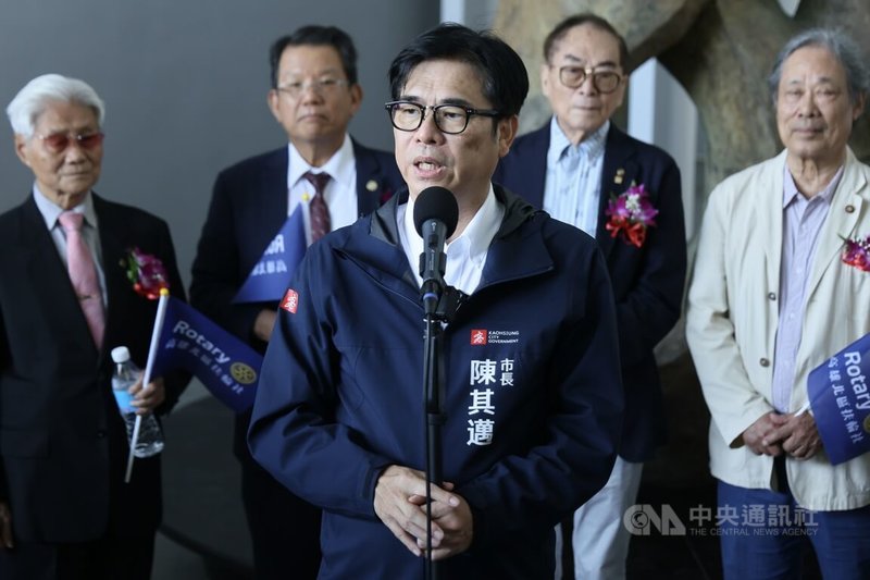 中聯問題油案，台糖遭質疑知情未通報。高雄市長陳其邁（中）3日出席藍田國小開箱日暨啟用典禮時，接受媒體聯訪表示，朝野應趕快坐下來討論合作、分工，把食安做得更好，吵一些政治性議題，真的大可不必。中央社記者董俊志攝　115年8月3日