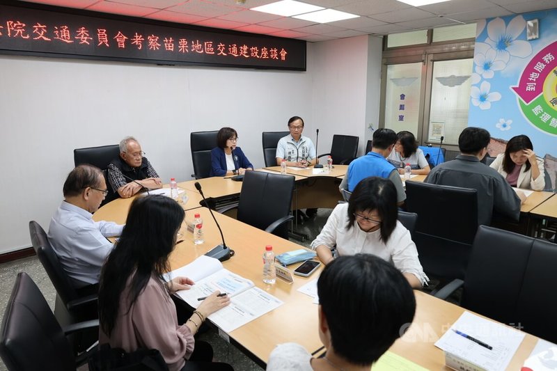 立法院交通委員會3日考察苗栗監理站高齡駕駛換照業務。代理召委林月琴（左藍外套者）爭取9月起建立完整一站式服務，且固定巡迴苗栗縣各區域。中央社記者管瑞平攝　115年8月3日