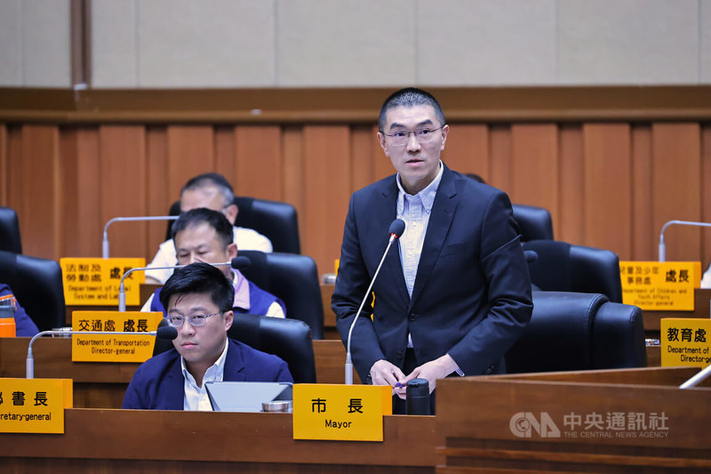 基隆市幼兒園再傳疑不當對待幼兒事件，市長謝國樑（前右）3日在議會答詢說，會盡快在這週、最晚在10日完成報告與懲處。中央社記者王朝鈺攝　115年8月3日
