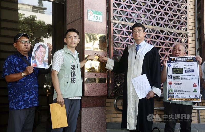 民進黨台北市議員參選人張銘祐（左2）3日與律師詹晉鑒（右2）在台北地檢署前舉行記者會，針對檢警偵辦「油不得你」影片疑用AI合成總統賴清德聲音，請求檢方調查台北市長蔣萬安是否參與影片的企劃、委託、製作或散布，以及蔣萬安是否涉及教唆、幫助等刑事責任。中央社記者張皓安攝　115年8月3日