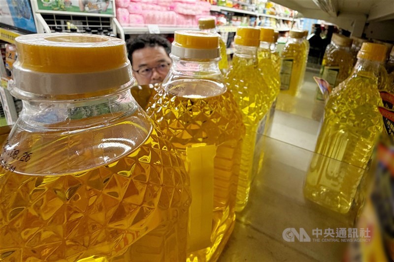 圖為賣場陳列各式食用油產品。（中央社檔案照片）