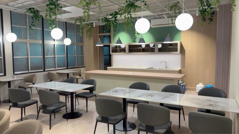 「窩HOME」交誼廳(圖)前身為高雄市警察局刑事警察大隊餐廳,經規劃與整修,3日舉行揭牌儀式,該空間具備會議研討、跨機關交流、辦理犯罪預防宣導、犯罪被害人及其家屬關懷慰問等多元功能。(高雄市政府警察局刑事警察大隊提供)中央社記者張已亷傳真 115年8月3日