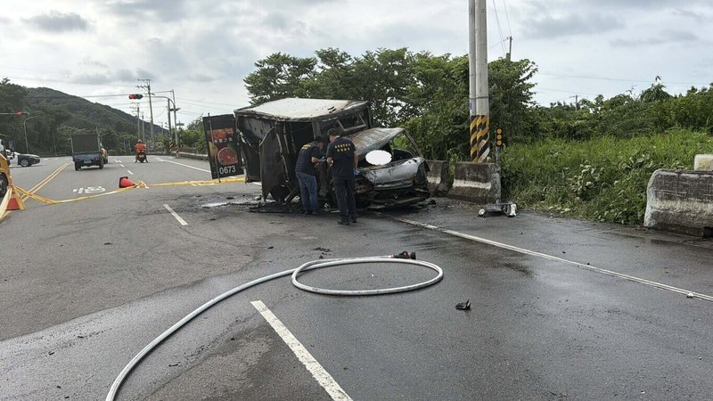 苗栗後龍鎮台6線龍津里路段，3日下午一輛冷藏小貨車不明原因發生撞擊後起火，消防趕抵撲滅火勢，於殘火處理過程發現車內有一具焦屍，疑為駕駛逃生不及遭烈焰吞噬，明顯死亡。（民眾提供）中央社記者管瑞平傳真　115年8月3日