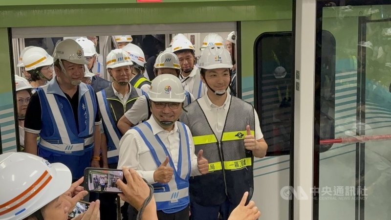 台北市長蔣萬安（前右）、新北市長侯友宜（前左）3日視察捷運萬大中和樹林線主線動態測試成果，搭乘測試列車從莒光站至連城錦和站，下車時比讚合影。中央社記者曹亞沿攝　115年8月3日