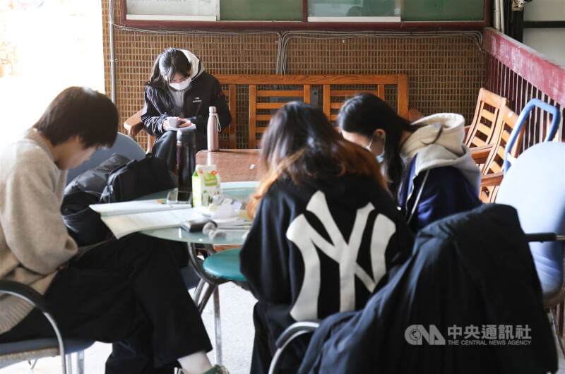 116學年考試簡章將於4日公告，學測訂於116年1月22日至24日舉行，同時加重電子穿戴式裝置罰則。圖為學測考生考前複習考試科目，做最後衝刺。（中央社檔案照片）