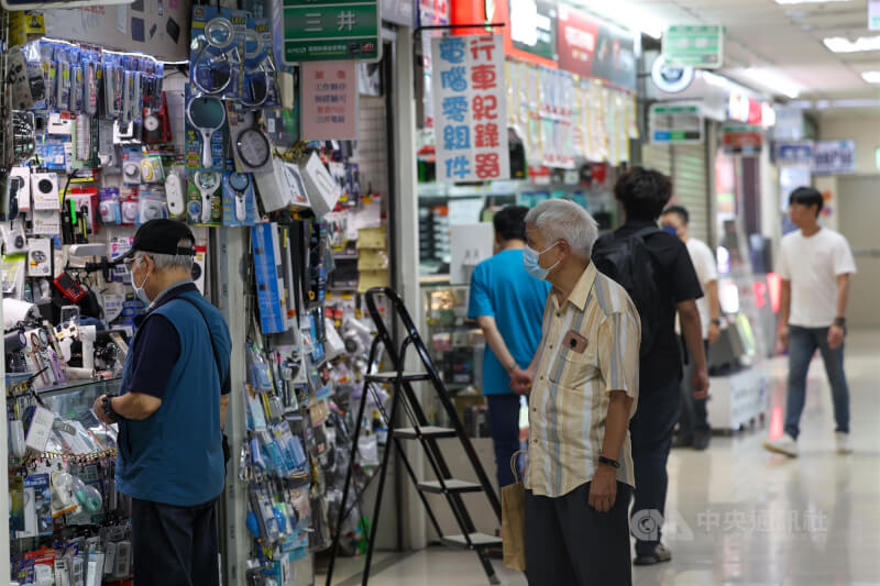 中經院3日公布7月經季節調整後製造業採購經理人指數（PMI）升至61.5%，創2021年9月以來最快擴張速度。圖為台北光華商場人潮。（中央社檔案照片）