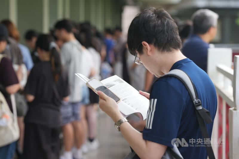 分科測驗考生在考場走廊加緊溫書。（中央社檔案照片）