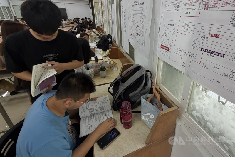 圖為分科測驗考生把握時間在休息區加緊溫書。(中央社檔案照片)