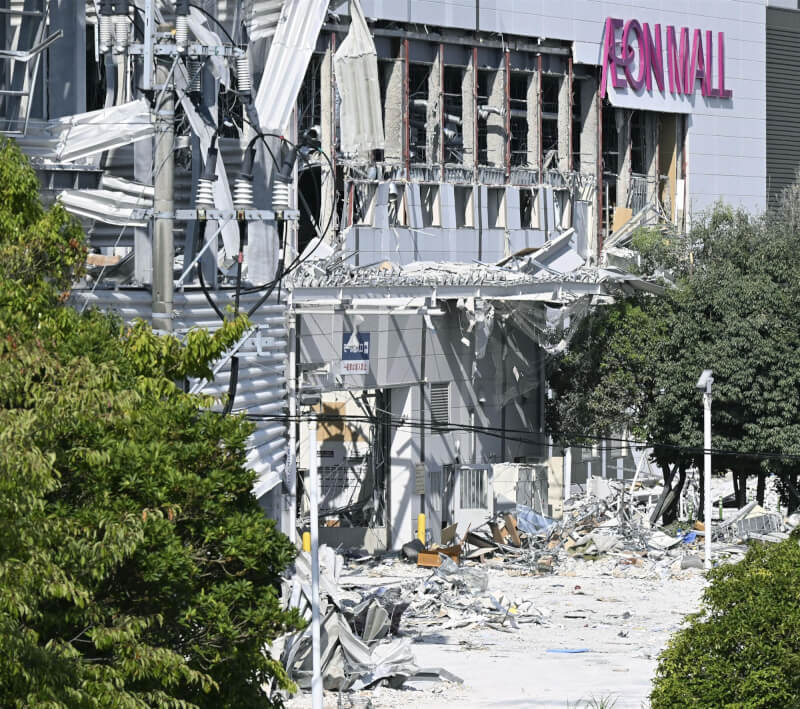 嘉島町的AEON商場在日本熊本縣7月28日地震後發生爆炸，警消已於1日下午結束搜救。（共同社）